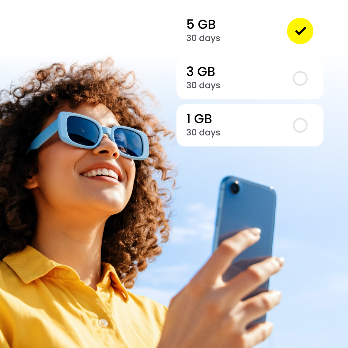 Một phụ nữ chọn gói eSIM.